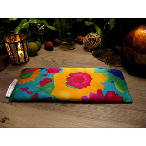 This eye pillow is made with a yellow and turquoise flowers satin print, filled with organic flaxseed for unscented or choose organic lavender or peppermint for scented.